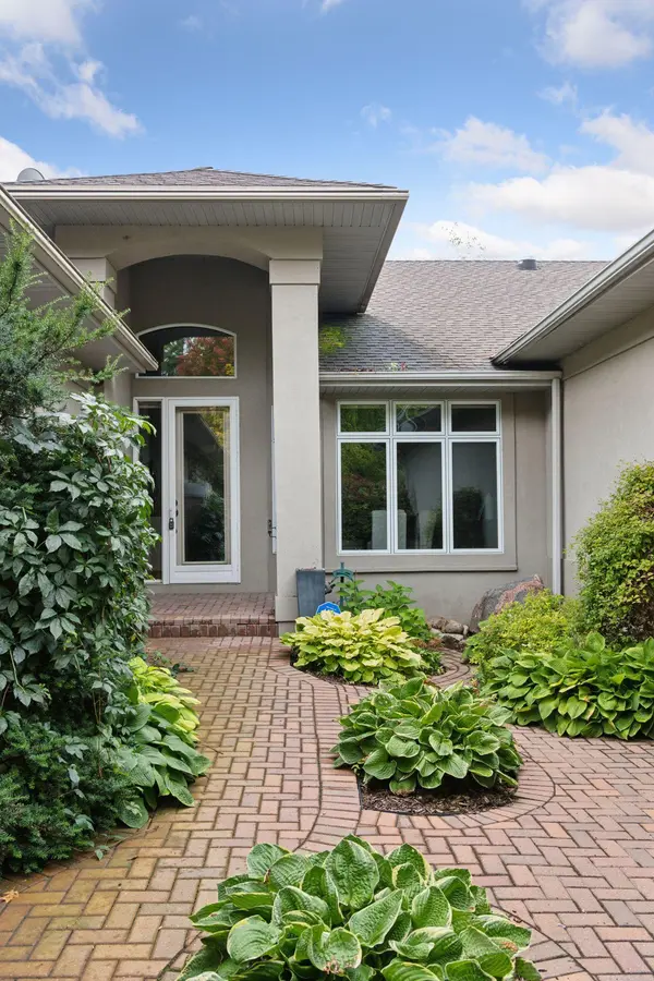 9821 Enclave DR, Minnetonka, MN 55305