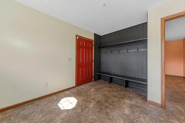 2203 Rolling Green LN, North Mankato, MN 56003