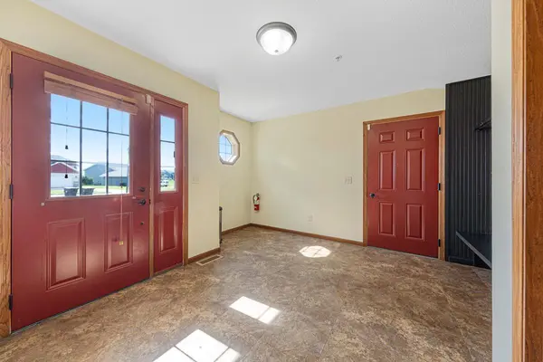 2203 Rolling Green LN, North Mankato, MN 56003