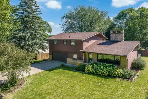 617 Olson AVE, Windom, MN 56101