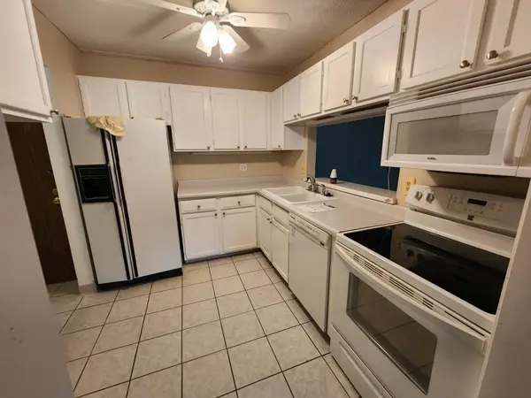 10501 Cedar Lake RD #212, Hopkins, MN 55305