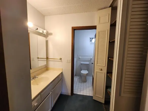 10501 Cedar Lake RD #212, Hopkins, MN 55305