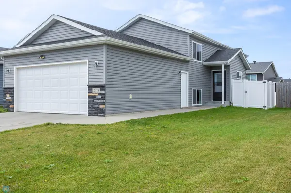 2728 Westwood ST W, West Fargo, ND 58078