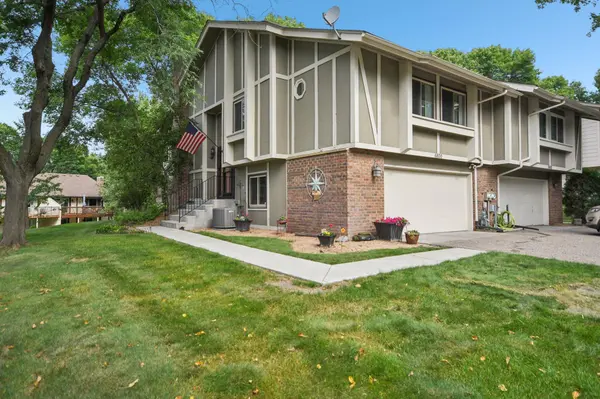 6800 Buckingham CT, Woodbury, MN 55125