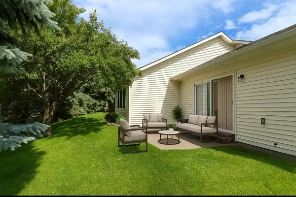 514 Deer Ridge LN S, Maplewood, MN 55119