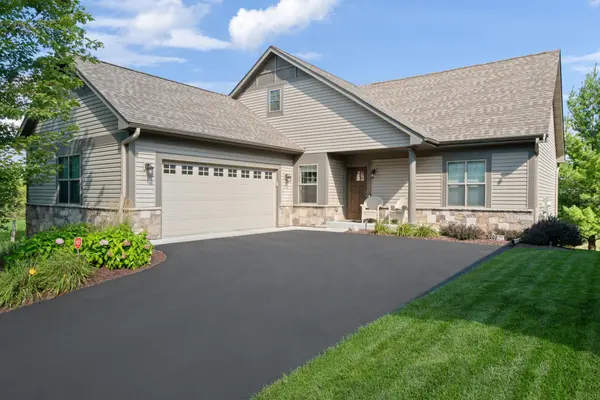 115 Crest DR, Carver, MN 55315
