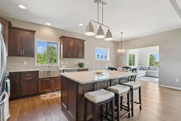 115 Crest DR, Carver, MN 55315