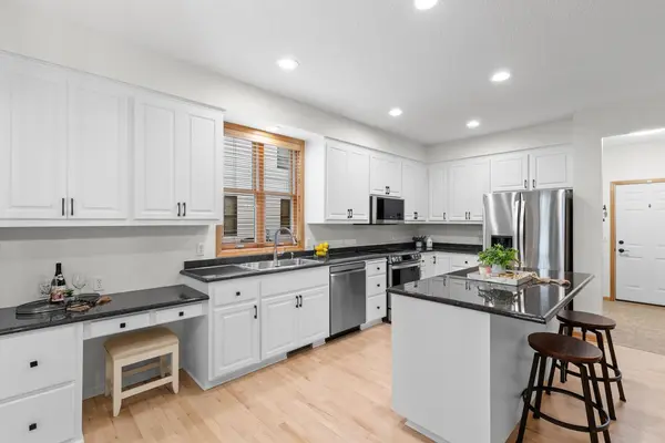 18780 Pathfinder DR, Eden Prairie, MN 55347