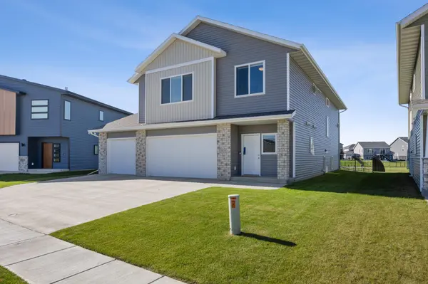 1033 Ashley DR W, West Fargo, ND 58078