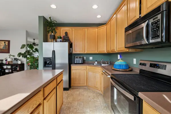 1551 Coneflower LN, Shakopee, MN 55379