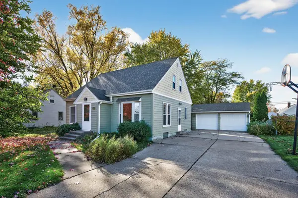 1049 Sterling ST N, Maplewood, MN 55119