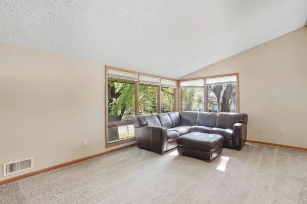 104 Mark DR NE, Hutchinson, MN 55350