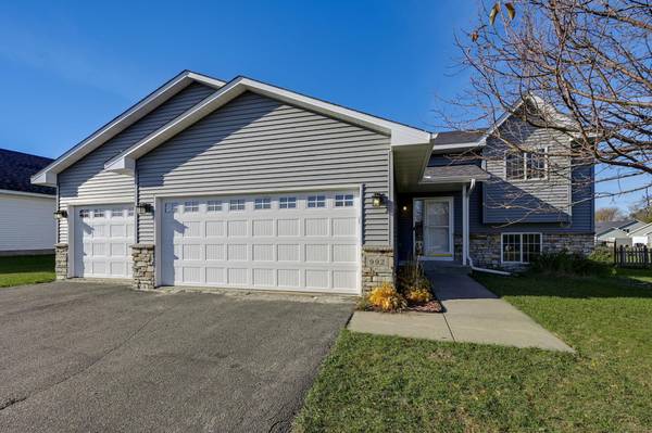 992 Farmers Ridge TRL, Belle Plaine, MN 56011