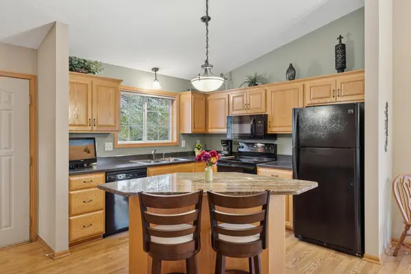 824 Woodland DR, Mahtomedi, MN 55115