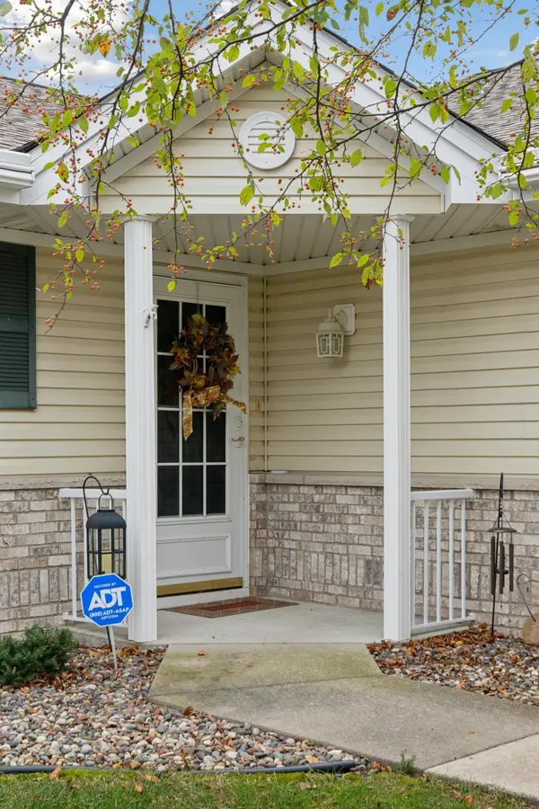 824 Woodland DR, Mahtomedi, MN 55115