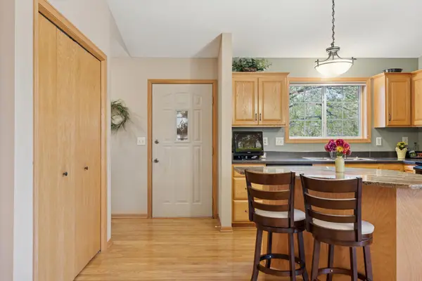824 Woodland DR, Mahtomedi, MN 55115