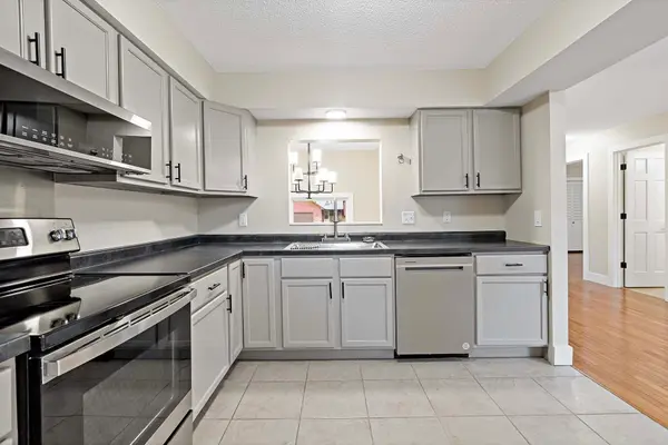 2227 Vivian LN, Saint Paul, MN 55119