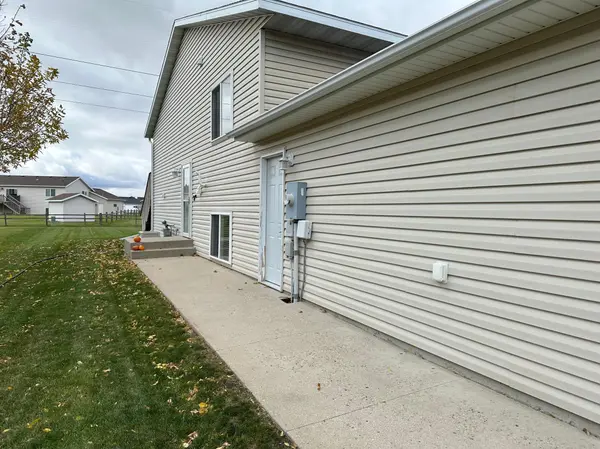 2103 52nd ST S, Fargo, ND 58103