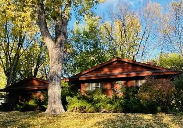 1415 Crest DR, Chaska, MN 55318
