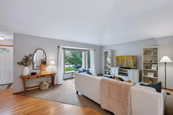 1078 Overlook DR, Chaska, MN 55318