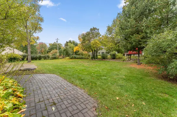 402 Sweet Briar LN, Hopkins, MN 55343