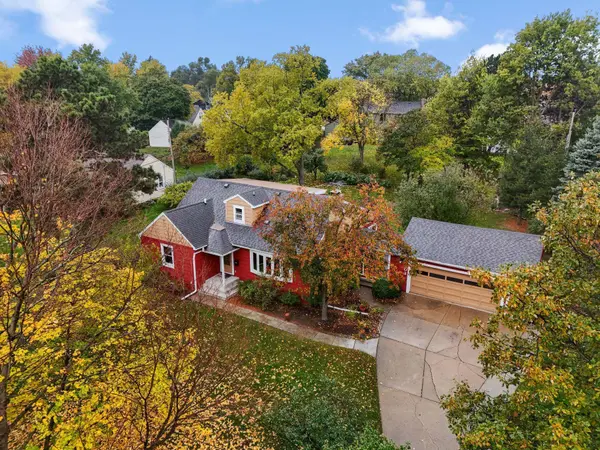 402 Sweet Briar LN, Hopkins, MN 55343
