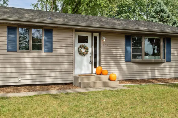 705 Highland DR, New Prague, MN 56071
