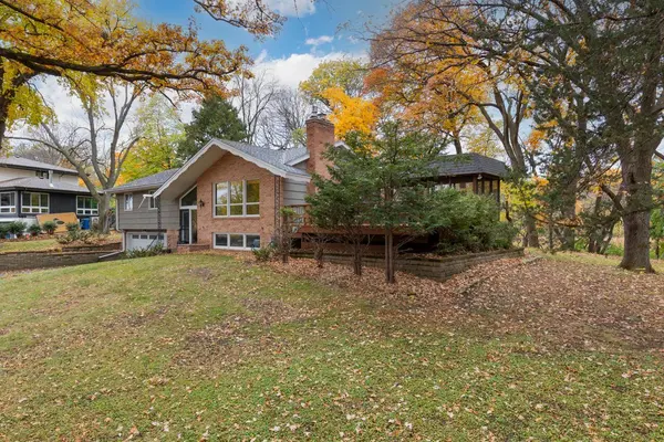 50 Willow Wood DR, Excelsior, MN 55331