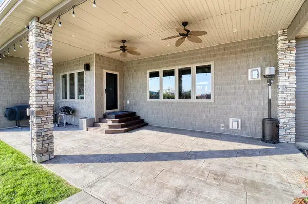 2607 Mcleod DR E, West Fargo, ND 58078
