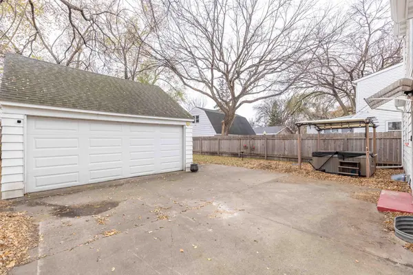 1414 10th AVE S, Fargo, ND 58103