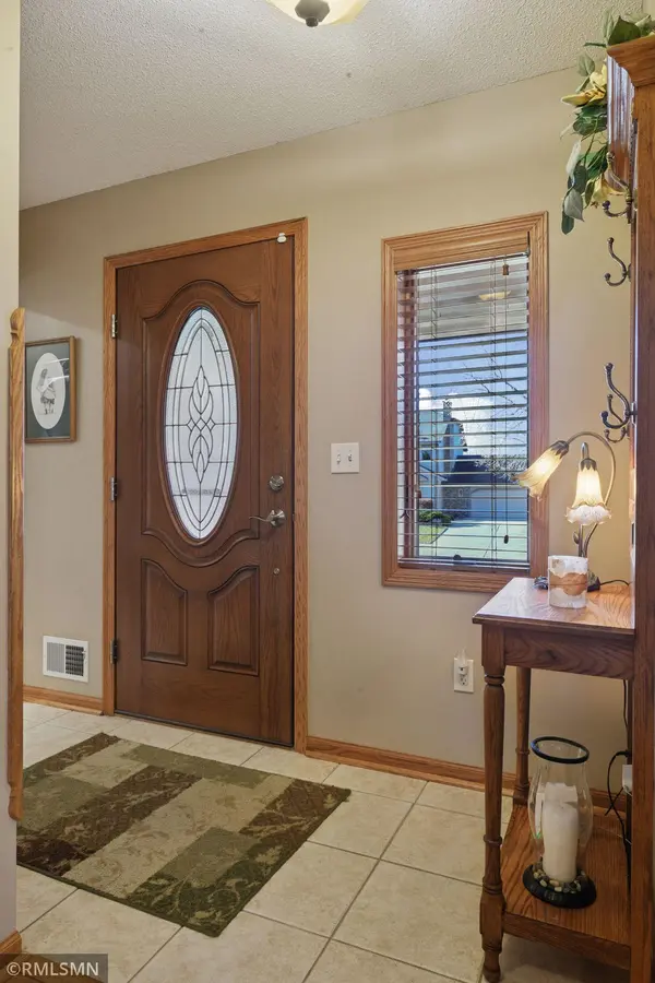 1725 White Oak DR, Chaska, MN 55318