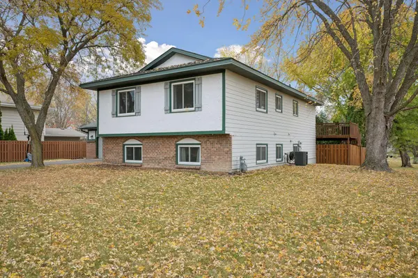 4384 Oakhurst AVE, Vadnais Heights, MN 55127