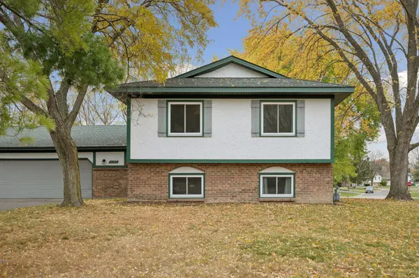 4384 Oakhurst AVE, Vadnais Heights, MN 55127