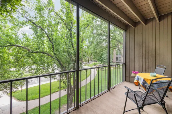 6085 Lincoln DR #220, Edina, MN 55436