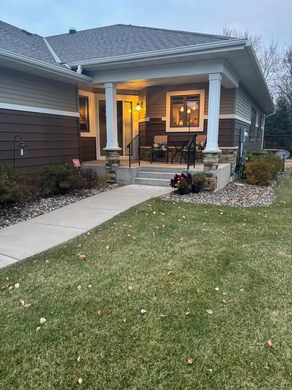 2021 Goodview AVE N, Oakdale, MN 55128