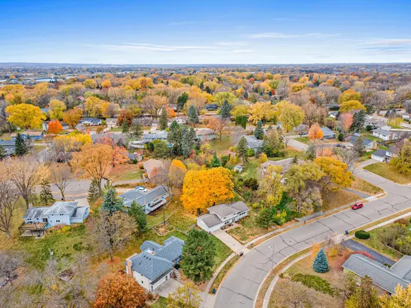 5233 Heritage Hills DR, Bloomington, MN 55437