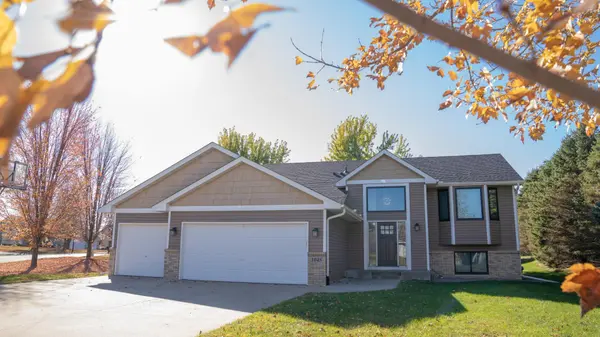 1048 Prairie Ridge LN, Lester Prairie, MN 55354