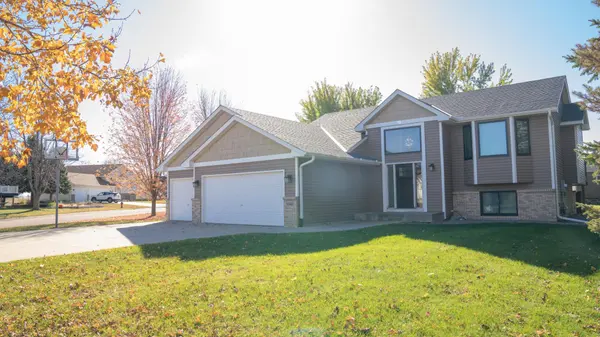 1048 Prairie Ridge LN, Lester Prairie, MN 55354