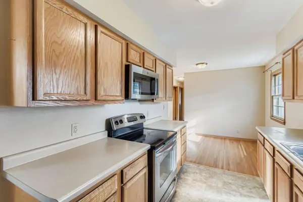 80 Sherrie LN, Woodbury, MN 55125