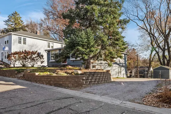 58 Grove ST, Mahtomedi, MN 55115