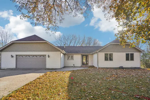 9685 Clover CIR, Eden Prairie, MN 55347