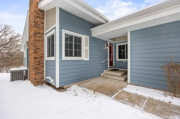 9556 Brighton LN, Eden Prairie, MN 55347