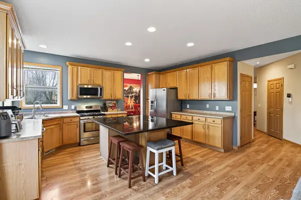 416 Creekwood CIR N, Champlin, MN 55316