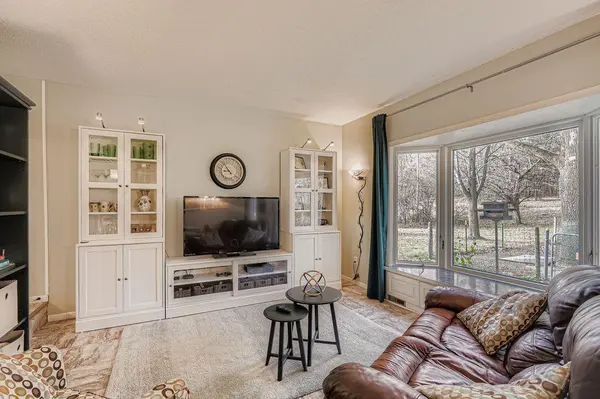 21581 Creekside CIR, Lakeville, MN 55044