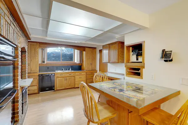 987 County Road C2 W, Roseville, MN 55113