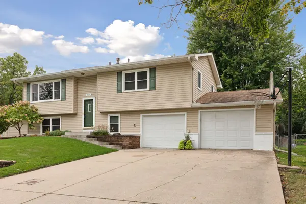 2074 Carnelian LN, Eagan, MN 55122