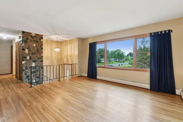 2074 Carnelian LN, Eagan, MN 55122