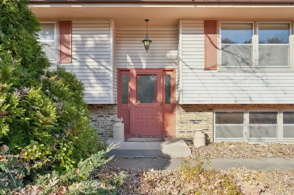 1051 Tiller LN, Shoreview, MN 55126