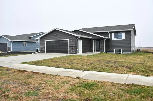 1677 Cecilee ST, Worthington, MN 56187