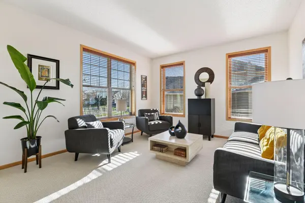 583 Summerfield DR, Chanhassen, MN 55317